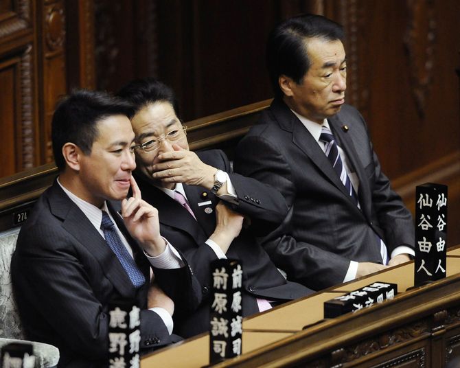 2010年10月19日、衆議院本会議前、前原誠司外相（左）と話し込む仙谷由人官房長官（中央）。右は菅直人首相（肩書はいずれも当時）。