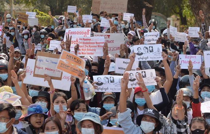 2月12日、軍事クーデターに対する大規模な抗議活動が続くミャンマーの首都ネピドー