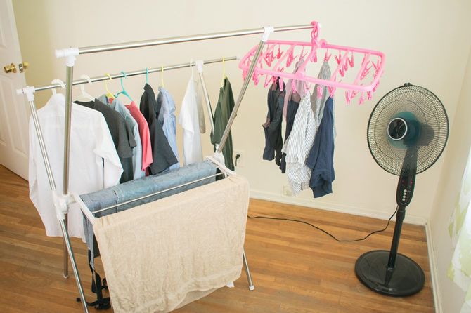 部屋干しの洗濯物と扇風機