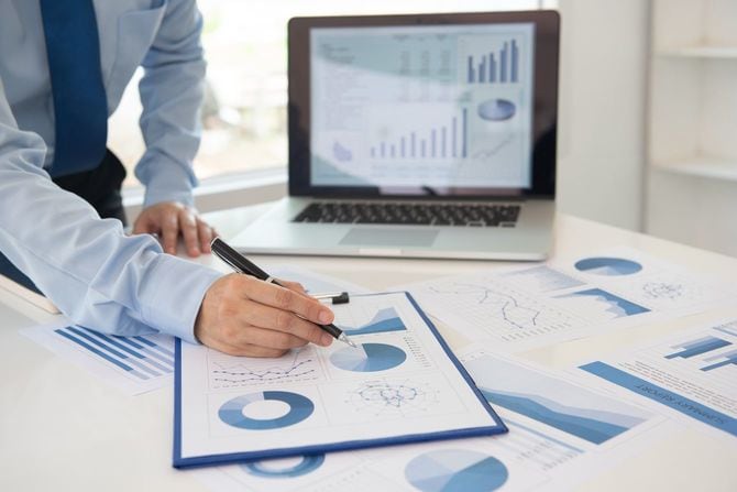 グラフを示すビジネスマン