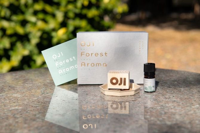 社有林の木で作成したアロマオイルのノベルティ