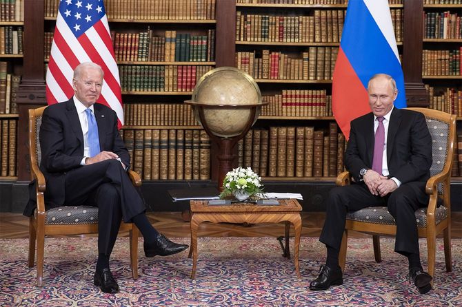 会談に臨むバイデン米大統領（左）とロシアのプーチン大統領（スイス・ジュネーブ）＝2021年6月16日