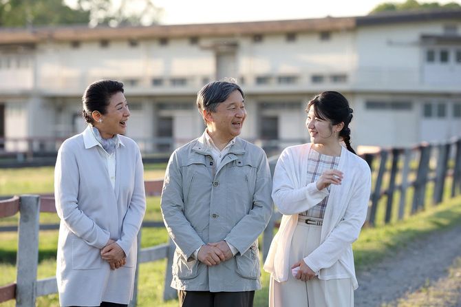 御料牧場内を散策される天皇、皇后両陛下と長女愛子さま＝2024年5月2日午後、栃木県高根沢町［代表撮影］