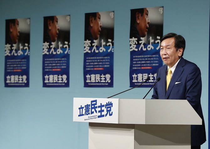 記者会見する立憲民主党の枝野幸男代表=2021年10月31日、東京都港区