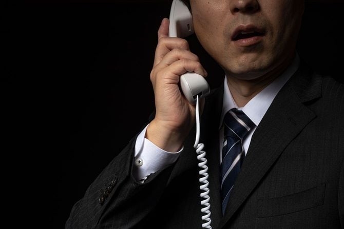 電話をかける男性