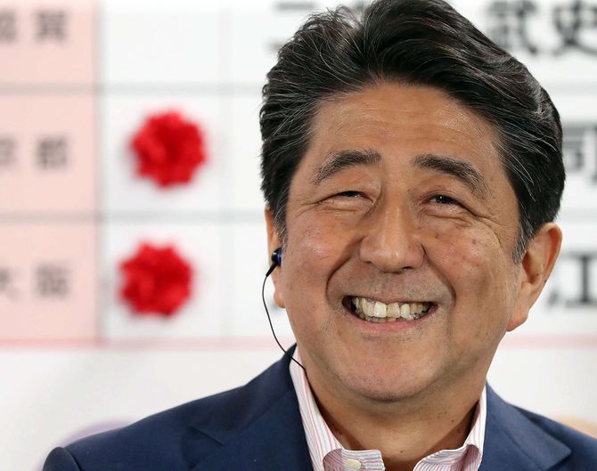 参議院選挙の結果に笑顔を見せる安倍晋三首相＝2019年7月21日