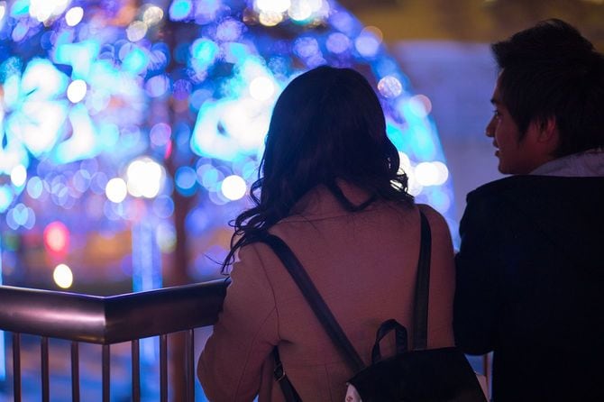 クリスマスライトでデート若いカップル