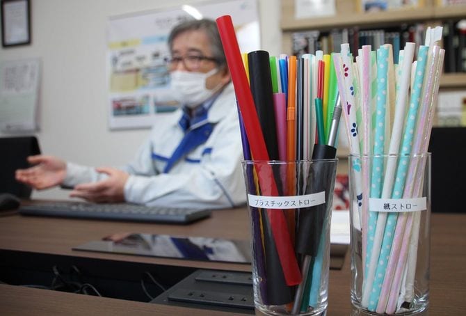 プラスチックストローと紙ストロー