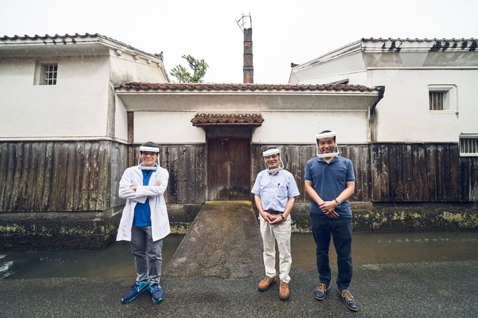 倉吉市の白壁土蔵群にて。左から、鳥取大学医学部附属病院新規医療研究推進センター助教の藤井政至氏、サンパック会長の森和美氏、社長の森貴洋氏。