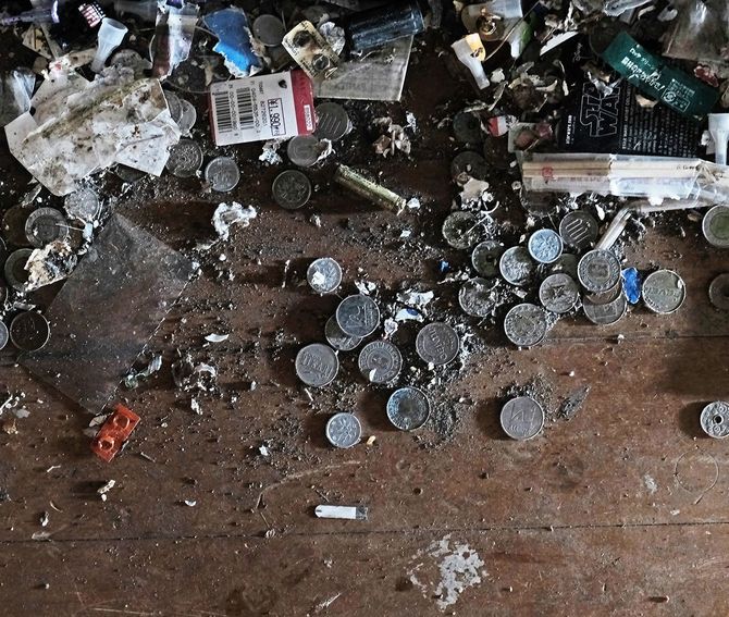 ほかのゴミ屋敷と同じように、元教員宅にも1円玉が散乱していた。