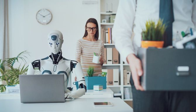 AIが仕事に与える影響:解雇されたビジネスマンがオフィスを離れる