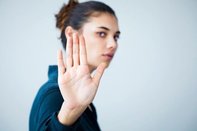 手で制止する女性