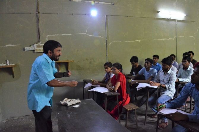 生徒を指導するアナンド・クマールさん