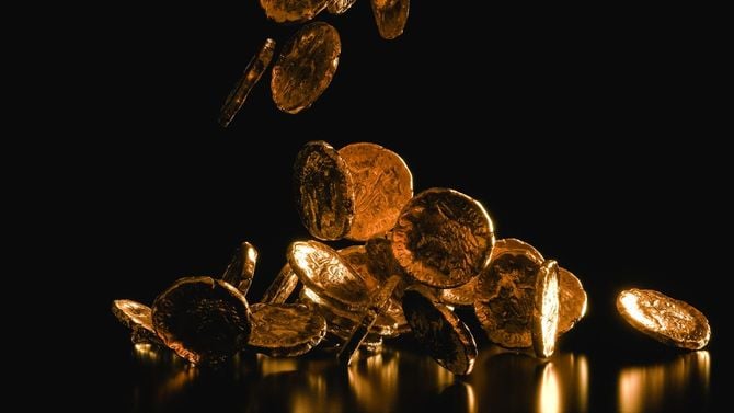 金色で光沢のある古代ローマのコイン