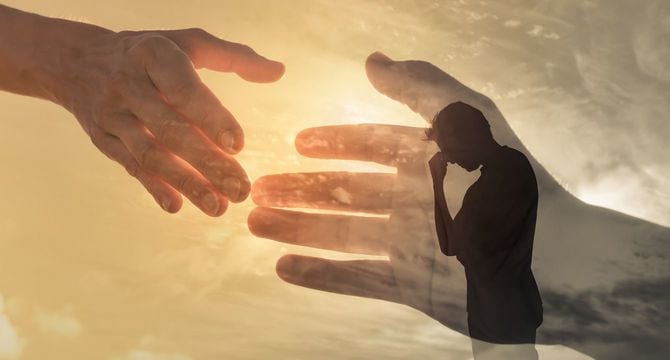 手を取り助け合う概念のイメージ