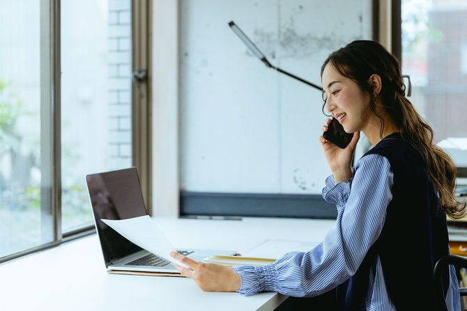 在宅勤務をする女性