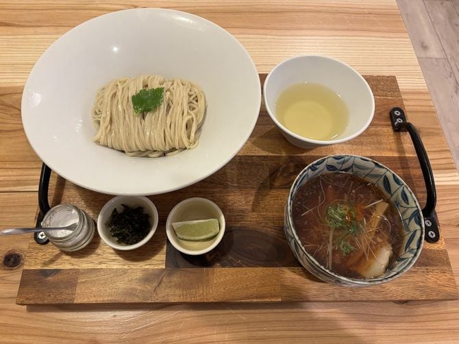 さまざまな「味変」を楽しめる昆布水つけソバ醤油（1150円）
