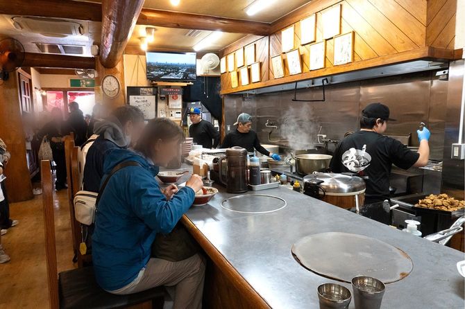 牛ちゃんでラーメンを食べる客