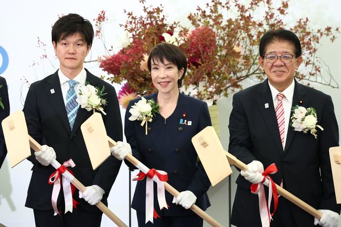 2027年国際園芸博覧会（花博）」の日本政府出展起工式で、記念撮影に臨む（左から）鈴木憲和農林水産相、高市早苗首相、金子恭之＝2025年11月2日、横浜市瀬谷区