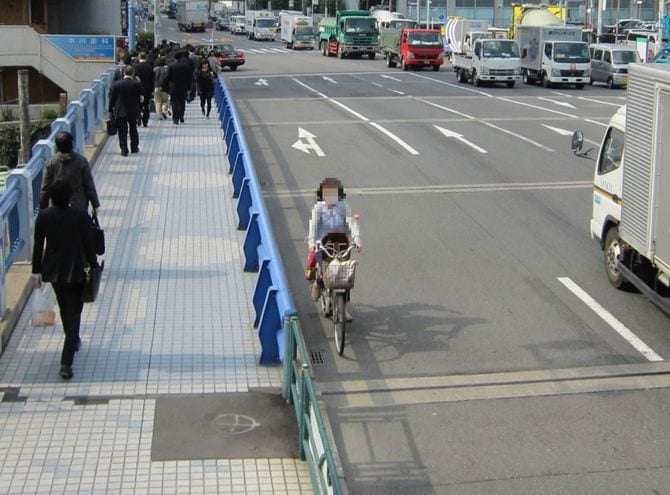 車道を逆走するママチャリ