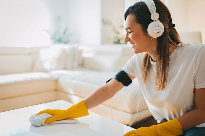 掃除中にヘッドホンで音楽を聴く女性