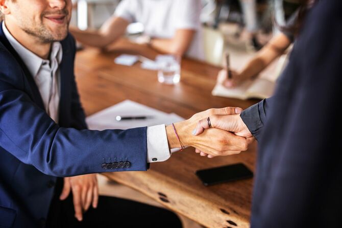 握手を交わすビジネスマン