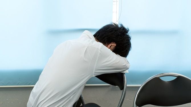 オフィスで落ち込んでいるビジネスマン