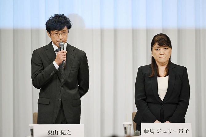 性加害問題で記者会見するジャニーズ事務所の東山紀之氏（左）と藤島ジュリー景子氏＝2023年9月7日、東京都千代田区