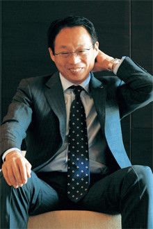 <strong>岡田武史</strong>●1956年、大阪府生まれ。早稲田大学政治経済学部卒業後、古河電気工業(日本サッカーリーグ)で活躍。ユース代表、ユニバーシアード代表、日本代表にも選抜される。現役引退後は、ドイツへのコーチ留学を経てクラブチームのコーチ、コンサドーレ札幌、横浜F・マリノス、日本代表の監督を歴任し、現在に至る。