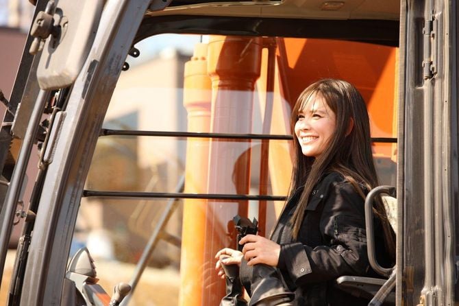 ユンボに乗ると自然に笑みがこぼれる東さん