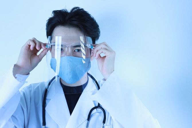 カメラを見つめる若手の医師