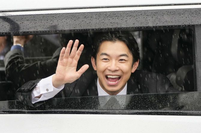 「博多どんたく港まつり」に登場し、沿道に集まった人たちに手を振る俳優の仲野太賀さん＝2026年5月3日午後、福岡市