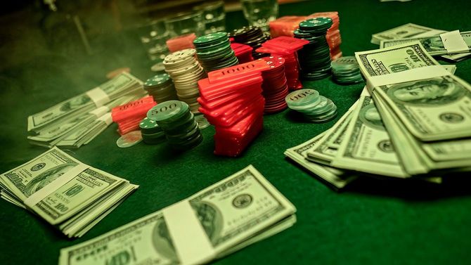 ポーカーチップと札束