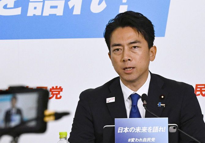 自民党総裁選の政策討論会で発言する小泉農相=2025年9月30日、東京・永田町の党本部