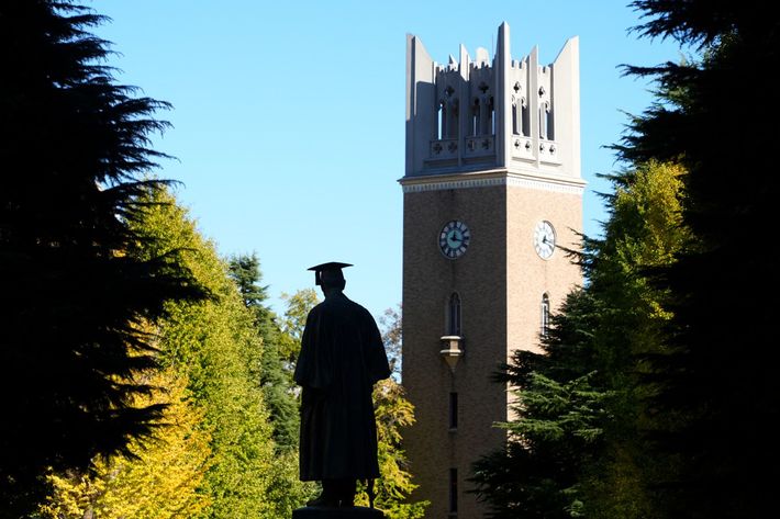 大隈重信像と大隈記念講堂（東京都新宿区の早稲田大学、2023年11月14日）