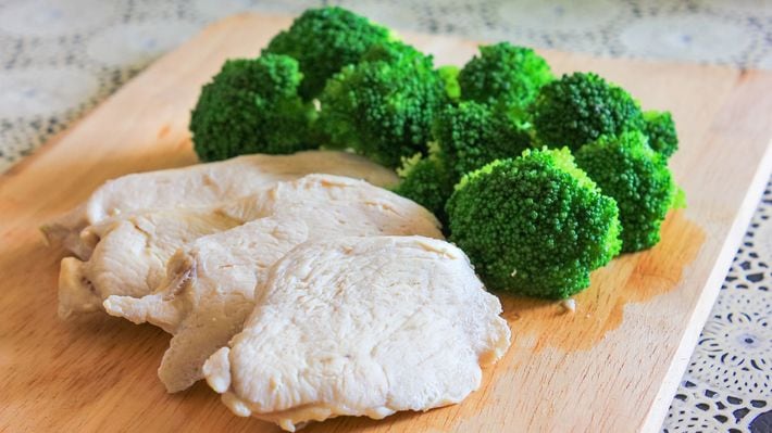 鶏胸肉でも鮭でもブロッコリーでもない…医師「年を重ねてもツヤツヤな人が欠かさない栄養素が摂れる食材」