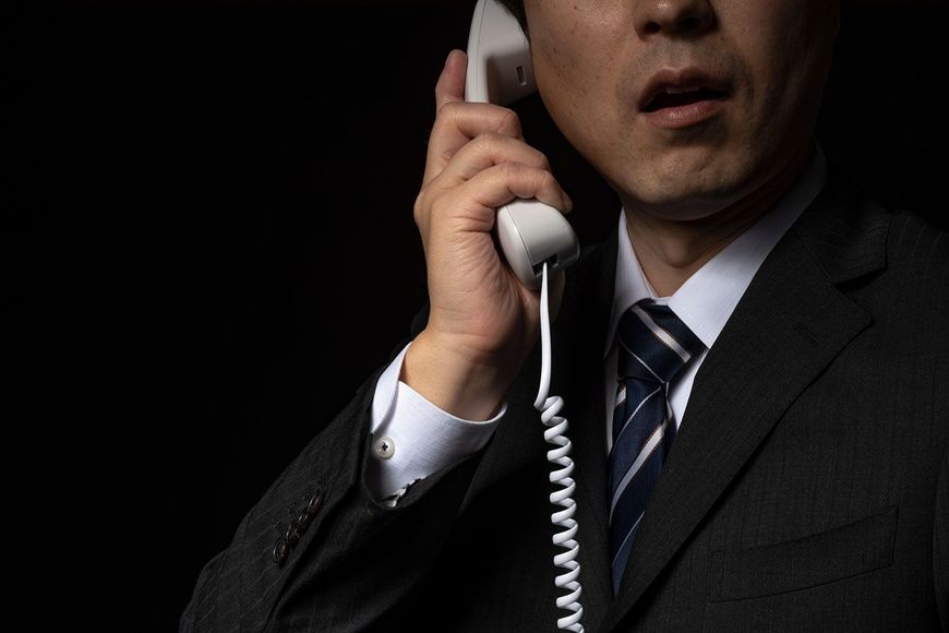 電話をかける男性