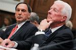 米議会の追及を受けるリーマンのリチャード・ファルド氏（左）。（写真＝AP／AFLO）