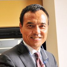 <strong>ローソン社長 新浪剛史</strong>●1959年、神奈川県生まれ。81年慶應義塾大学経済学部卒業、三菱商事入社。配属は砂糖部。91年ハーバード大学経営大学院修了、MBA取得。95年ソデックス創業のため出向。2000年ローソンプロジェクト統括室長を経て、02年ローソン顧問から社長に。06年より経済同友会幹事。趣味のバスケットでは横浜翠嵐高校で関東3位に入賞。