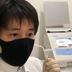 大西准教授による「マスク漏れ率」測定の様子。