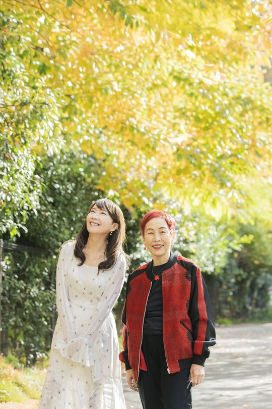 アグネス・チャンさん（左）と上野千鶴子さん