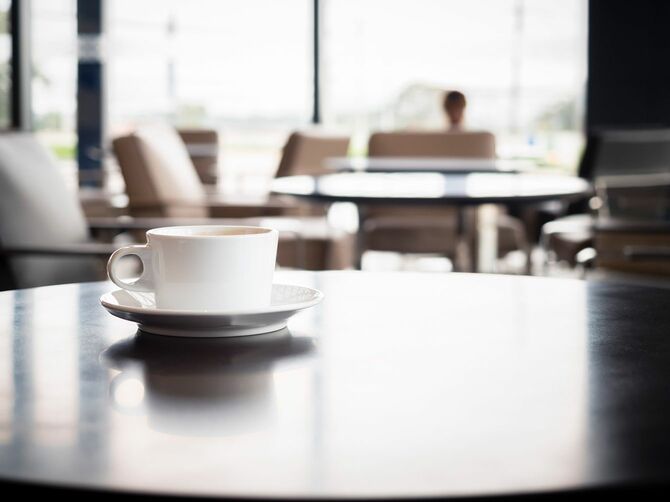 テーブルの上のコーヒーカップ