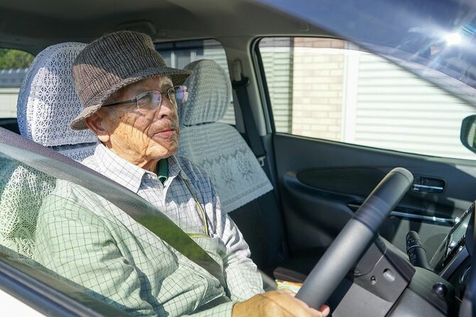 車を運転する高齢者
