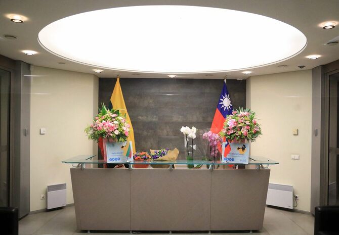 2021年11月18日、リトアニア・ビリニュスの花で飾られた台湾代表処のロビー。台北は同日、リトアニアに台湾という名称の事実上の大使館を正式に開設したと発表した。北京による圧力を無視した重要な外交的出発である。