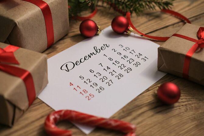 12月のカレンダーとクリスマスプレゼントの箱