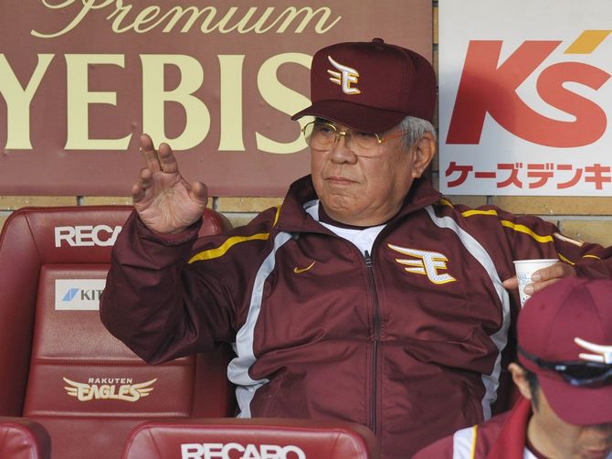 試合終了後、ベンチに座るCS第2ステージ進出を決めた楽天の野村克也監督(当時)