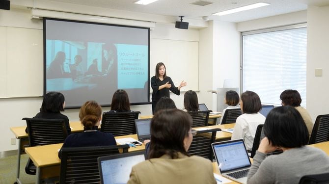 セミナーでプレゼンするビジネスウーマン