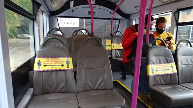 乗客同士のソーシャルディスタンスを求めるバスの様子