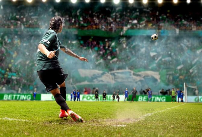 スタジアムでプレー中にコーナーキックを蹴るサッカー選手