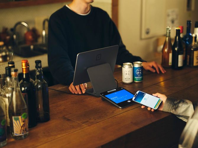 「Square レジスター」は、クレジットカード、QRコード、電子マネーなど幅広い決済を一括で受け付けることができ、POSレジも内蔵されている。そのほかのハードウェアを含め店舗のニーズに合わせて選べる計5つの決済端末がある。